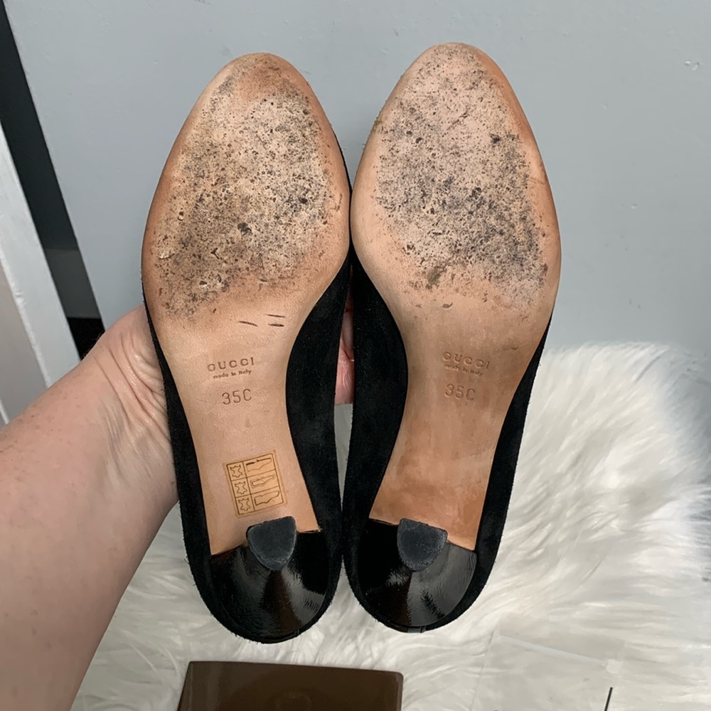 Authentic Gucci black suede pumps with gold decal - Picture 11 of 17